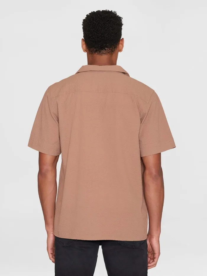 KnowledgeCotton Apparel Shirts Box Short Sleeve Seersucker Shirt GOTSVegan Chocolate Malt 8211 Men KnowledgeCotton Apparel Shirts Box Short Sleeve Seersucker Shirt GOTSVegan Chocolate Malt 8211 Men