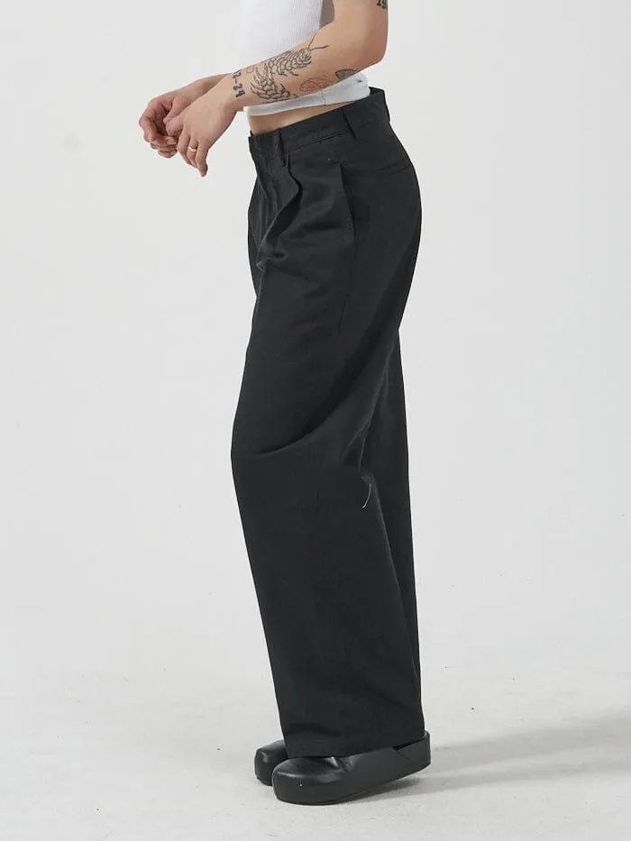 Womens Ivy Mid Rise Pleated Pant Black Thrills Pants